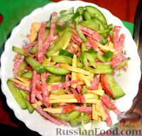 Фото приготовления рецепта: Закусочный салат с колбасой и сыром - шаг №6