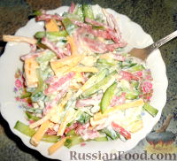 Фото приготовления рецепта: Закусочный салат с колбасой и сыром - шаг №7