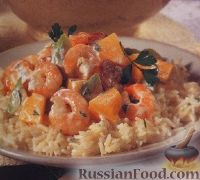 Фото к рецепту: Салат из дыни, креветок и колбасок, на рисовой подушке