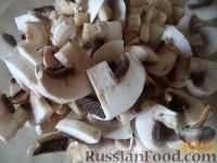 Фото приготовления рецепта: Куриная грудка с грибами в сливочном соусе - шаг №2