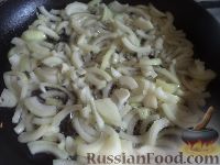 Фото приготовления рецепта: Куриная грудка с грибами в сливочном соусе - шаг №5