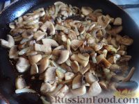 Фото приготовления рецепта: Куриная грудка с грибами в сливочном соусе - шаг №6