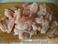 Фото приготовления рецепта: Куриная грудка с грибами в сливочном соусе - шаг №4