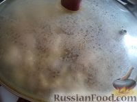 Фото приготовления рецепта: Куриная грудка с грибами в сливочном соусе - шаг №9