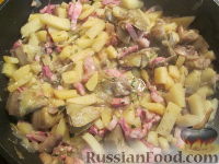 Фото приготовления рецепта: Рисовый суп с крапивой, картофелем и яичными рулетиками - шаг №11