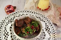 Фото к рецепту: Баранина, тушенная с луком и соусом наршараб
