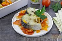 Фото к рецепту: Скумбрия, запечённая с помидорами и перцем