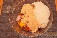 Фото приготовления рецепта: Рыбные котлеты с рисом и грибами, запечённые в томатном соусе - шаг №16