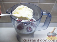 Фото приготовления рецепта: Молочное желе с клубникой и мороженым - шаг №2