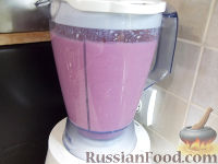Фото приготовления рецепта: Молочное желе с клубникой и мороженым - шаг №3