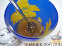 Фото приготовления рецепта: Молочное желе с клубникой и мороженым - шаг №4