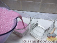 Фото приготовления рецепта: Молочное желе с клубникой и мороженым - шаг №5