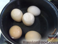 Фото приготовления рецепта: Яйца, фаршированные икрой минтая и плавленым сыром - шаг №1