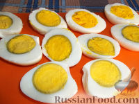 Фото приготовления рецепта: Яйца, фаршированные икрой минтая и плавленым сыром - шаг №2