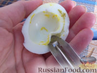 Фото приготовления рецепта: Яйца, фаршированные икрой минтая и плавленым сыром - шаг №3