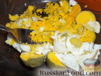 Фото приготовления рецепта: Яйца, фаршированные икрой минтая и плавленым сыром - шаг №4