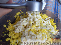 Фото приготовления рецепта: Яйца, фаршированные икрой минтая и плавленым сыром - шаг №6