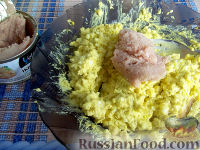 Фото приготовления рецепта: Яйца, фаршированные икрой минтая и плавленым сыром - шаг №7