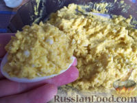 Фото приготовления рецепта: Яйца, фаршированные икрой минтая и плавленым сыром - шаг №8