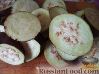 Фото приготовления рецепта: Салат на зиму "Тройка" из баклажанов, перца и помидоров - шаг №1