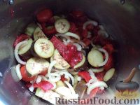 Фото приготовления рецепта: Салат на зиму "Тройка" из баклажанов, перца и помидоров - шаг №6