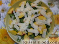 Фото приготовления рецепта: Салат из шпината с персиком и индейкой - шаг №4