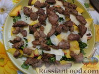 Фото приготовления рецепта: Салат из шпината с персиком и индейкой - шаг №5