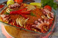 Фото к рецепту: Карп, запечённый с копчёной грудинкой и овощами