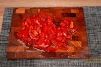 Фото приготовления рецепта: Свиные рёбра, тушенные с капустой, фасолью и помидорами - шаг №11