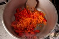 Фото приготовления рецепта: Свиные рёбра, тушенные с капустой, фасолью и помидорами - шаг №12