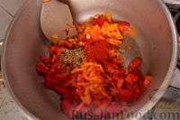 Фото приготовления рецепта: Свиные рёбра, тушенные с капустой, фасолью и помидорами - шаг №13