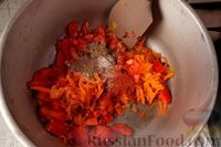 Фото приготовления рецепта: Свиные рёбра, тушенные с капустой, фасолью и помидорами - шаг №14