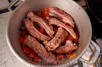 Фото приготовления рецепта: Свиные рёбра, тушенные с капустой, фасолью и помидорами - шаг №16