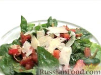 Фото к рецепту: Салат из шпината с беконом и пармезаном