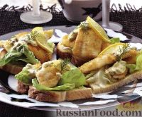 Фото к рецепту: Бутерброды с камбалой и огуречным соусом