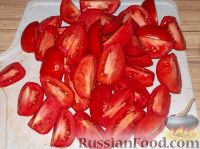 Фото приготовления рецепта: Печеные баклажаны с томатом - шаг №5
