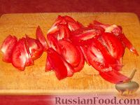 Фото приготовления рецепта: Салат из помидоров и огурцов - шаг №3