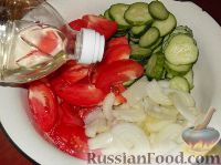 Фото приготовления рецепта: Салат из помидоров и огурцов - шаг №5