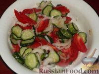 Фото приготовления рецепта: Салат из помидоров и огурцов - шаг №7