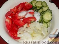 Фото приготовления рецепта: Салат из помидоров и огурцов - шаг №6