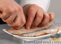 Фото приготовления рецепта: Закусочный печёночный торт с сыром и грецкими орехами - шаг №19