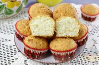 Фото к рецепту: Творожные кексы с кокосовой стружкой