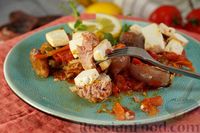 Фото к рецепту: Тунец, запечённый с овощами, каперсами и фетой