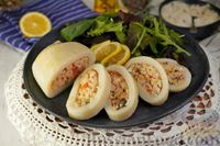 Фото к рецепту: Фаршированные кальмары по-гречески, с рисом и мидиями