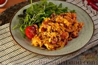 Фото к рецепту: Яичница-болтунья с беконом и колбасками
