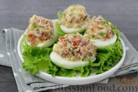 Фото к рецепту: Яйца, фаршированные беконом и помидором