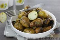 Фото к рецепту: Жареная отварная молодая картошка с грибами и мёдом