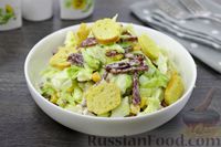 Фото к рецепту: Салат с молодой капустой, колбасой, кукурузой и сухариками