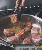 Фото приготовления рецепта: Свинина, запеченная в фольге, с куриным филе и морковью - шаг №4