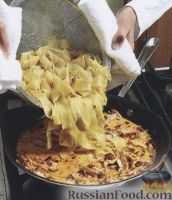 Фото приготовления рецепта: Спагетти с курицей в сливочном соусе - шаг №3
